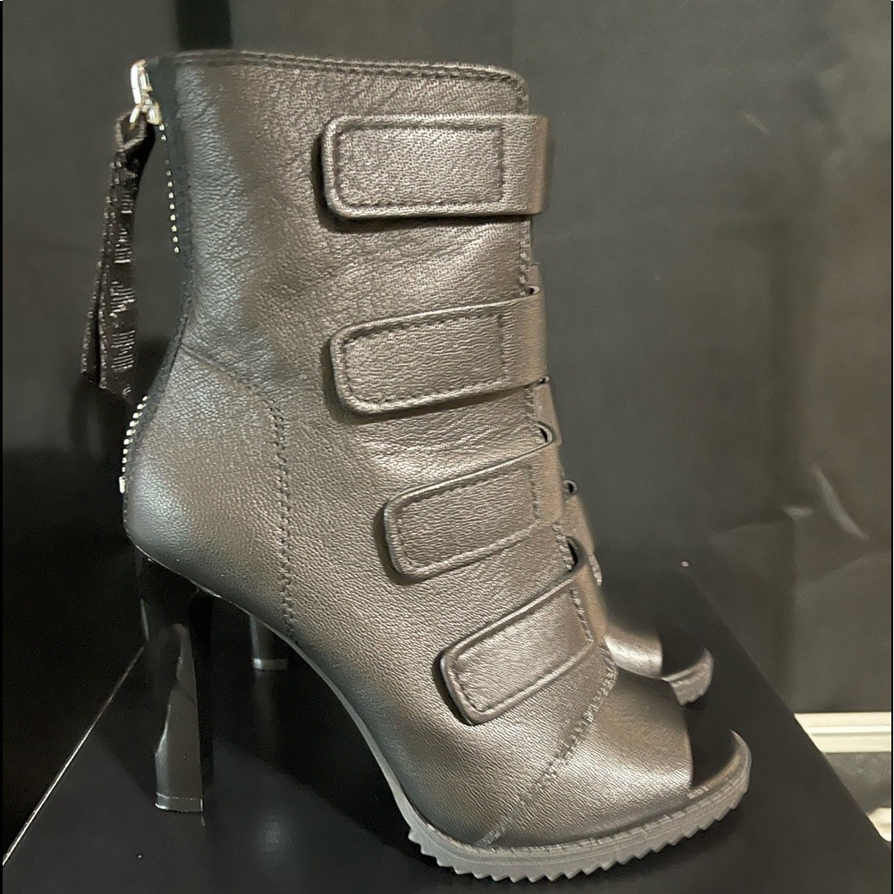 Like new DKNY Blake Sandal / bootie sz. 7